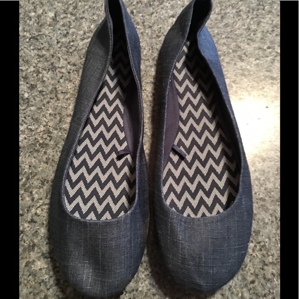 Ladies flats size 11